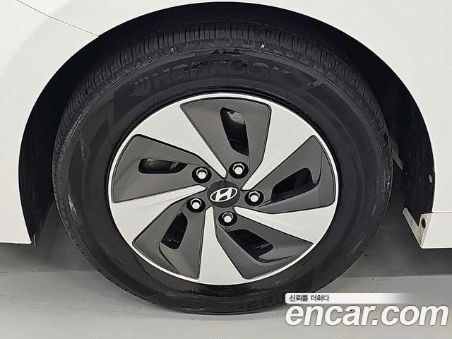 Hyundai Ioniq 2016 — photo 18