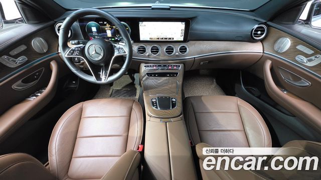 Mercedes-Benz E-Class 2023 — photo 10