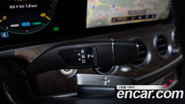 Mercedes-Benz E-Class 2023 — photo 12