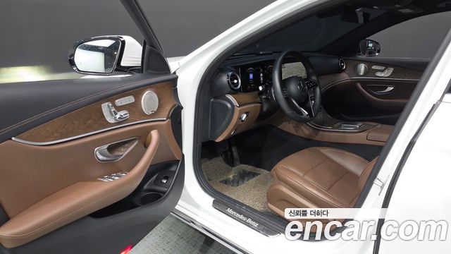 Mercedes-Benz E-Class 2023 — photo 13