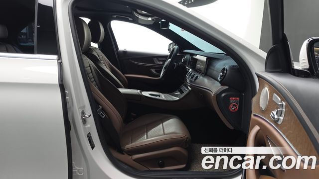 Mercedes-Benz E-Class 2023 — photo 17