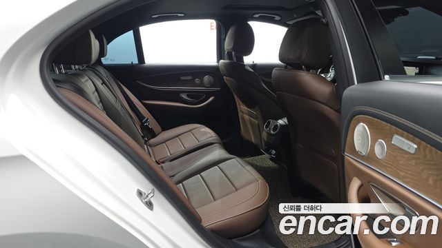 Mercedes-Benz E-Class 2023 — photo 18