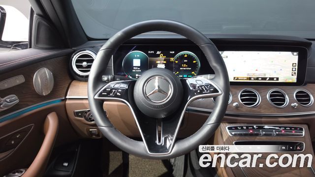 Mercedes-Benz E-Class 2023 — photo 19