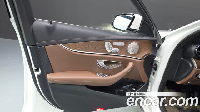 Mercedes-Benz E-Class 2023 — photo 14