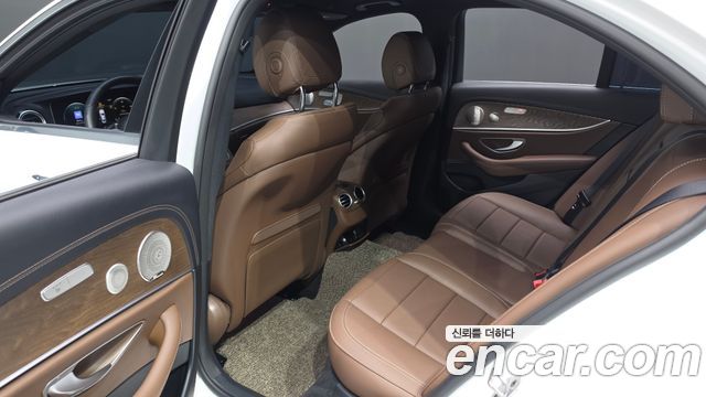 Mercedes-Benz E-Class 2023 — photo 16