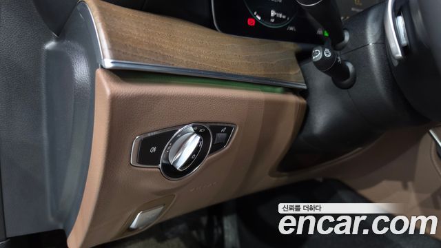 Mercedes-Benz E-Class 2023 — photo 32