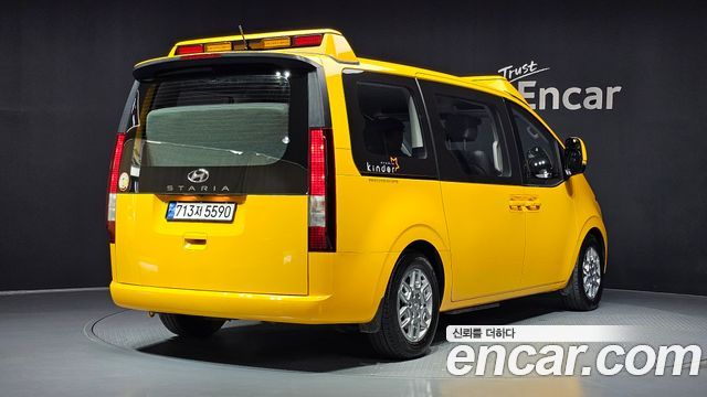 Hyundai Staria 2023 — photo 2