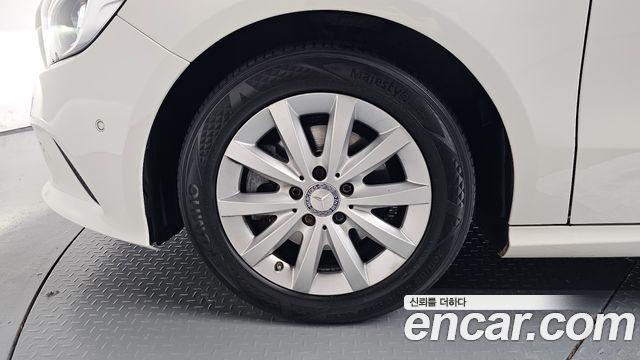 Mercedes-Benz A-Class 2017 — photo 5