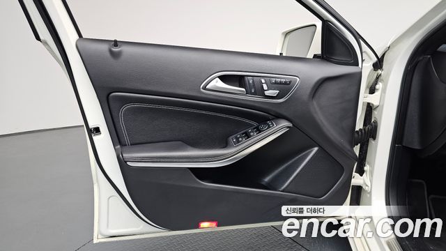 Mercedes-Benz A-Class 2017 — photo 14