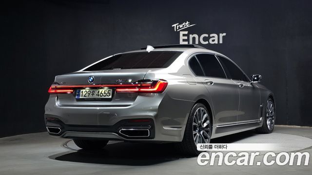 BMW 7-Series 2022 — photo 2