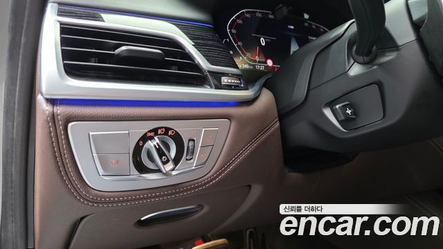 BMW 7-Series 2022 — photo 28