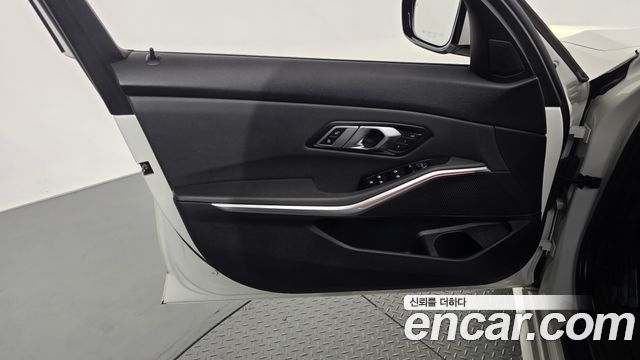 BMW 3-Series 2019 — photo 14