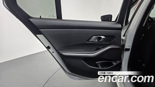 BMW 3-Series 2019 — photo 15
