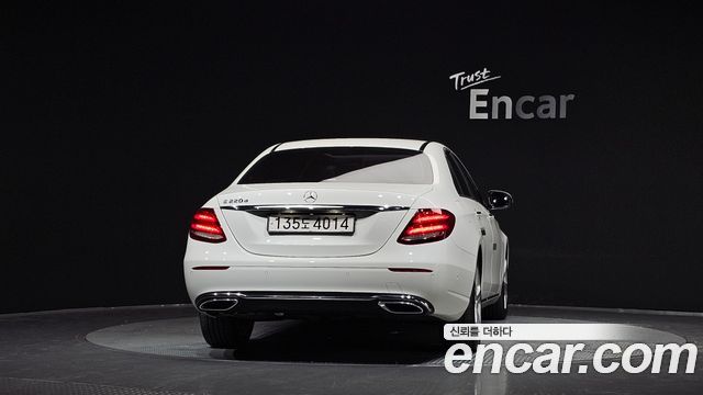 Mercedes-Benz E-Class 2017 — photo 4