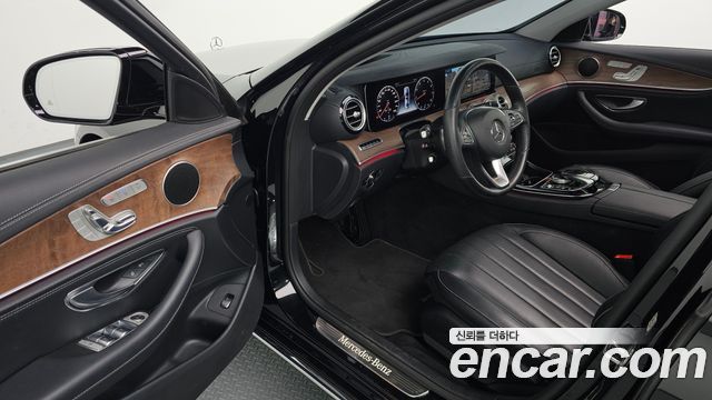 Mercedes-Benz E-Class 2017 — photo 10