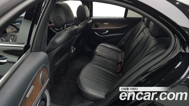 Mercedes-Benz E-Class 2017 — photo 11