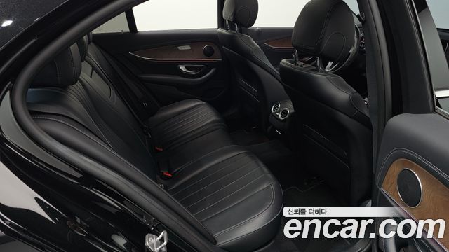 Mercedes-Benz E-Class 2017 — photo 12