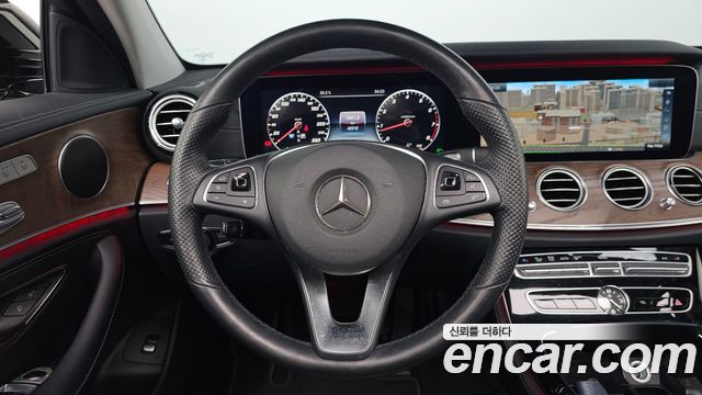 Mercedes-Benz E-Class 2017 — photo 13