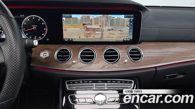Mercedes-Benz E-Class 2017 — photo 14