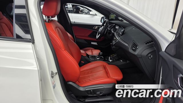 BMW 1-Series 2021 — photo 17
