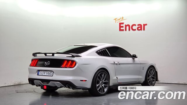 Ford Mustang 2017 — photo 2