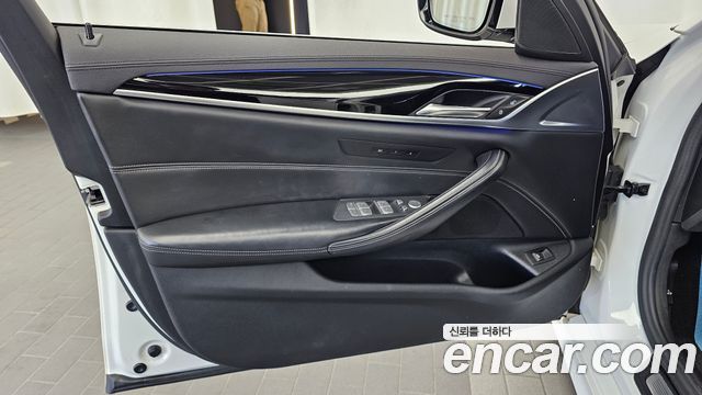 BMW 5-Series 2020 — photo 14