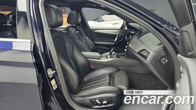 BMW 5-Series 2018 — photo 13
