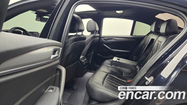 BMW 5-Series 2018 — photo 18