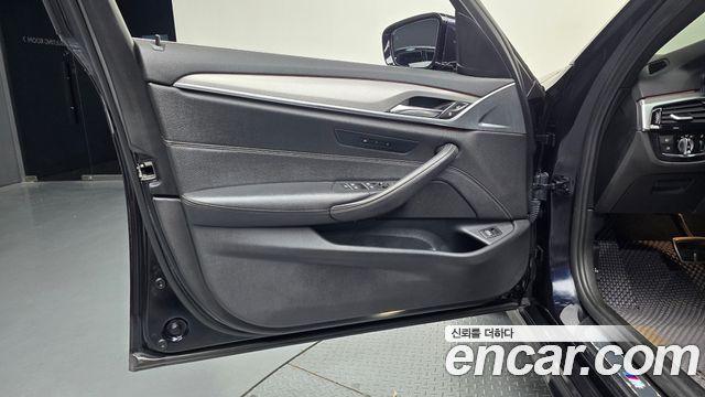 BMW 5-Series 2018 — photo 14