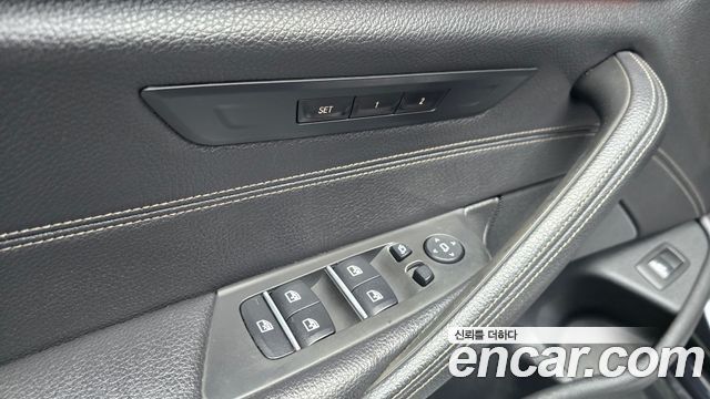 BMW 5-Series 2018 — photo 28