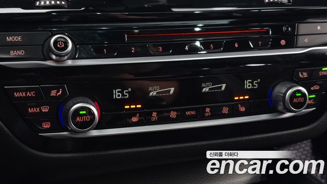 BMW 5-Series 2018 — photo 32