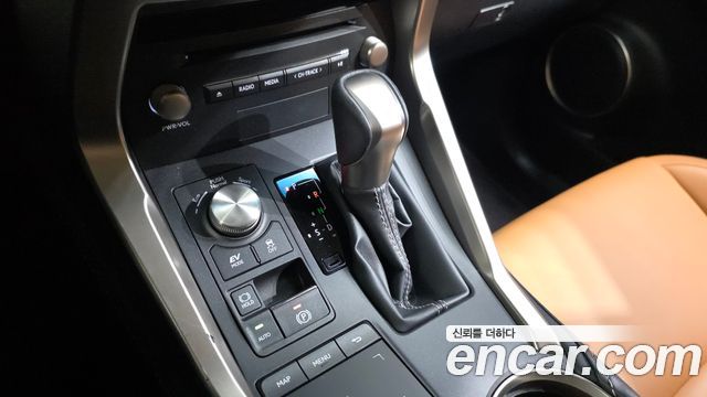 Lexus NX 2019 — photo 12