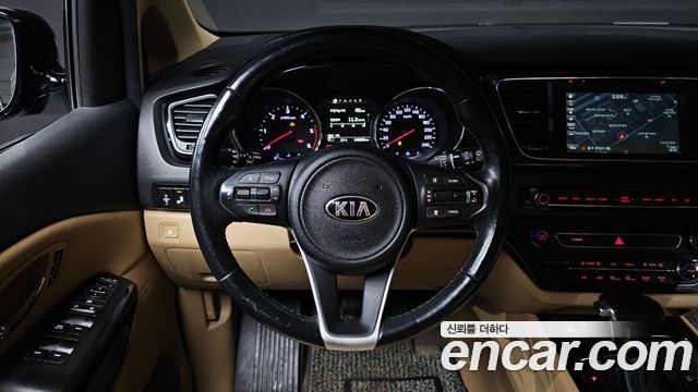Kia Canival 2017 — photo 18