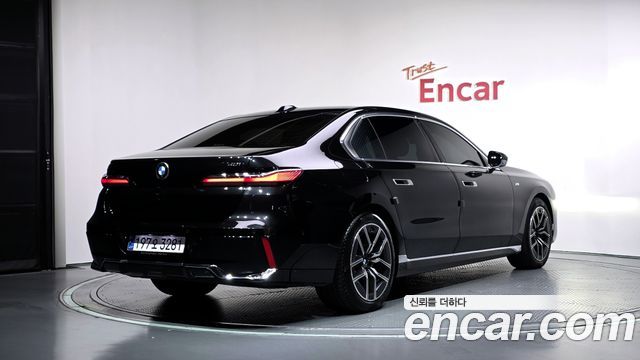 BMW 7-Series 2023 — photo 2