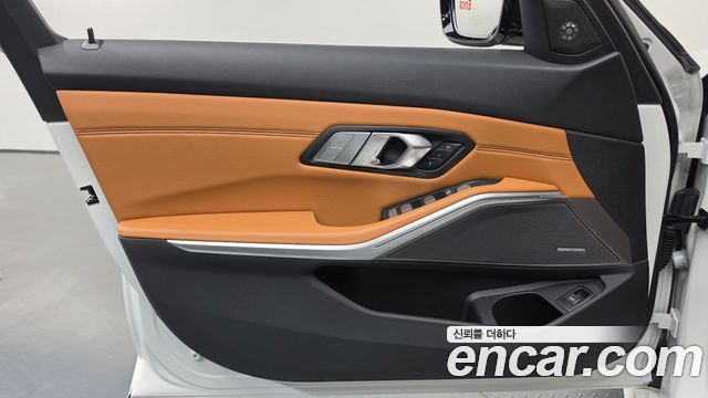 BMW 3-Series 2023 — photo 14