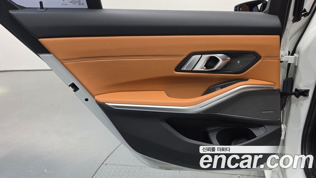 BMW 3-Series 2023 — photo 15