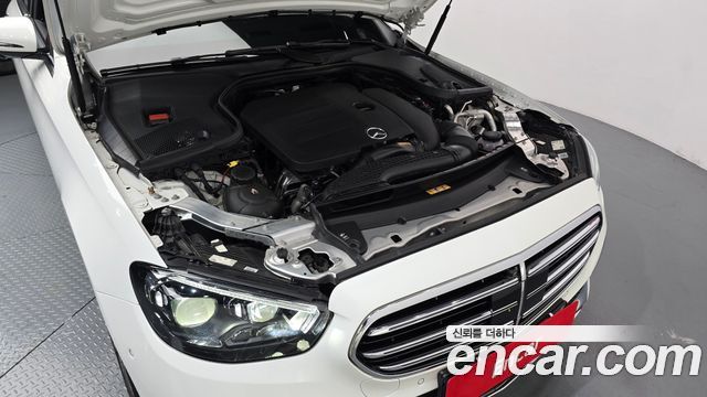 Mercedes-Benz E-Class 2023 — photo 6