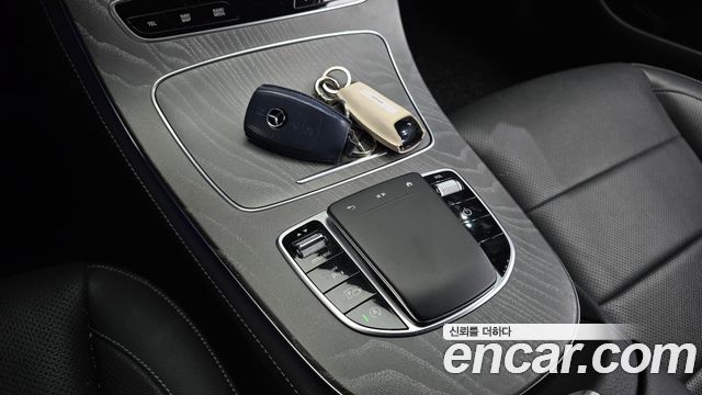 Mercedes-Benz E-Class 2023 — photo 9