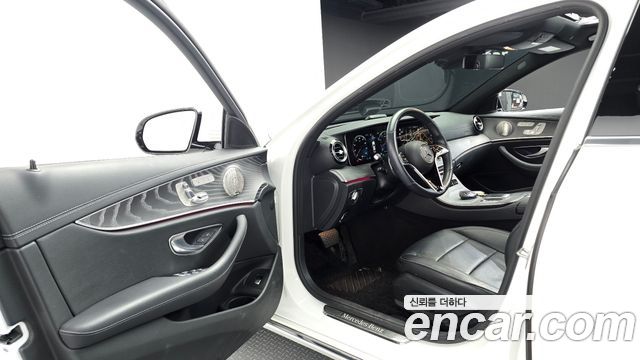 Mercedes-Benz E-Class 2023 — photo 10