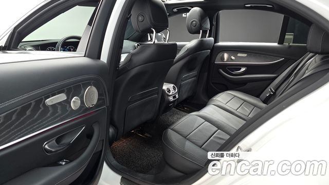 Mercedes-Benz E-Class 2023 — photo 11