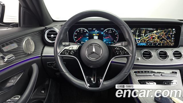 Mercedes-Benz E-Class 2023 — photo 12