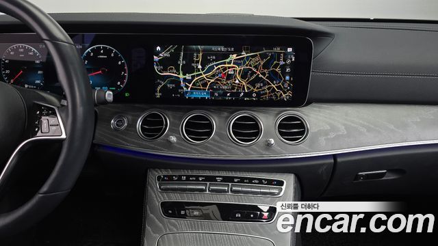 Mercedes-Benz E-Class 2023 — photo 13