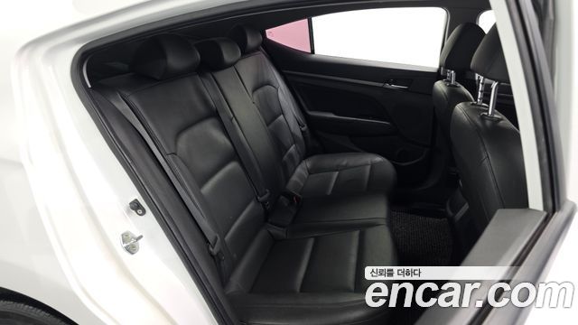 Hyundai AVANTE 2018 — photo 13