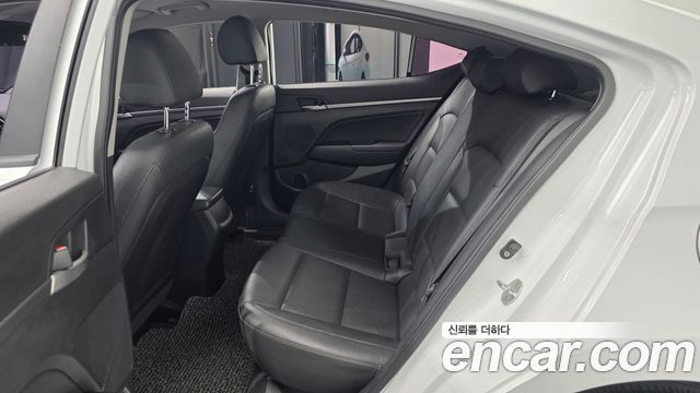 Hyundai AVANTE 2018 — photo 14