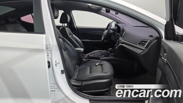 Hyundai AVANTE 2018 — photo 12