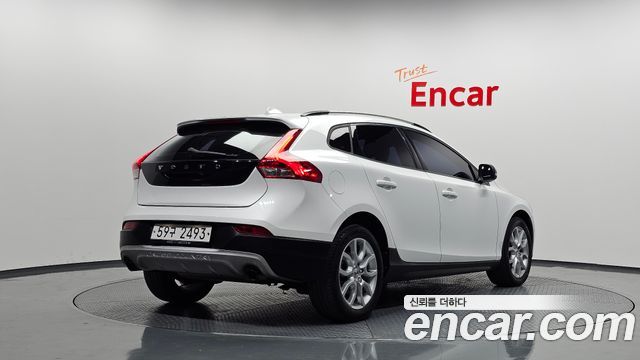Volvo V40 2018 — photo 2