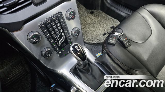 Volvo V40 2018 — photo 12