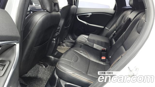 Volvo V40 2018 — photo 18
