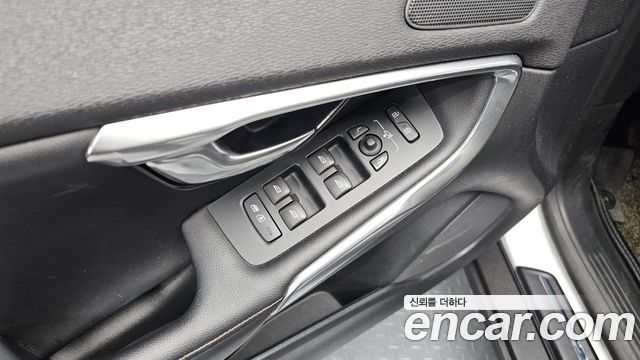 Volvo V40 2018 — photo 19