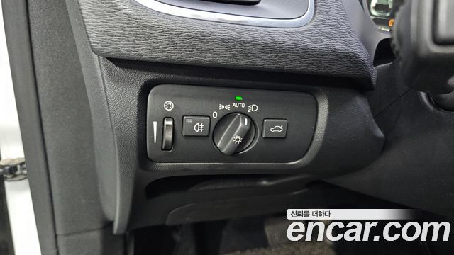 Volvo V40 2018 — photo 20